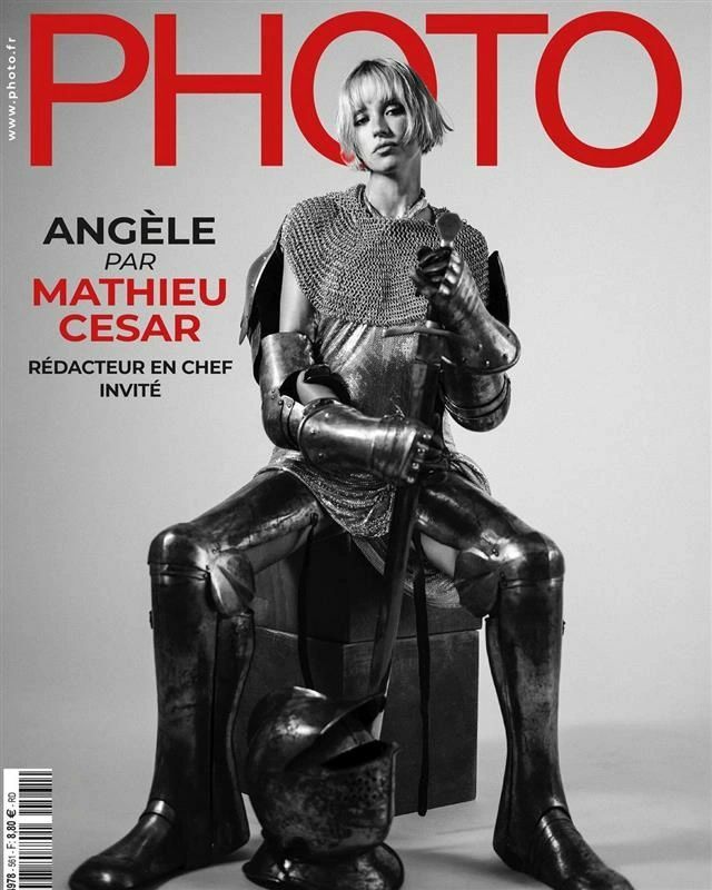 📸 La couverture du mois : Angèle pour PHOTO 🎤  Ce mois-ci, Estimation Média met en lumière un magazine aussi confidentiel qu’emblématique : @photoofficiel. Spécialisé dans la photographie, ce magazine de niche est une véritable référence pour les passionné.e.s et professionnel.le.s de l’image.  ✨ @angele_vl, star de la musique et icône de mode, fait la couverture du numéro 561. Ce numéro est dirigé par un invité exceptionnel, le photographe @mathieucesar, qui signe une carte blanche unique avec des collaborations prestigieuses, dont une séance photo inédite avec la chanteuse.  Côté data, les chiffres révèlent une progression notable de la visibilité de PHOTO. Par rapport au post Instagram annonçant la couverture de leur numéro précédent, on note une augmentation de leur engagement de 91%, ce qui indique un engouement de leurs fans.  Quant au post d'Angèle, il a généré plus de 203K likes et 834 commentaires ! Grâce aux 3,8 millions de followers de la chanteuse, la visibilité du magazine atteint des sommets, lui offrant une exposition allant bien au-delà de son audience habituelle.  Ces chiffres illustrent parfaitement le pari gagnant de PHOTO : miser sur une artiste populaire comme Angèle, qui a récemment brillé sur la scène des Jeux Olympiques, permet d’accroître l’audience du magazine sans compromettre son identité. Pour la chanteuse, c'est aussi une occasion de renforcer son image artistique. Une stratégie qui allie subtilement culture de niche et attrait grand public, et qui porte déjà ses fruits.  #angele #presse #magazine #photographie